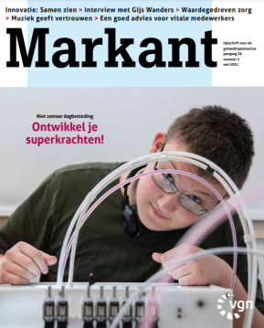 Voorblad Markant 2 2021 jongen die staat achter een 3d printer kijkt in de camera
