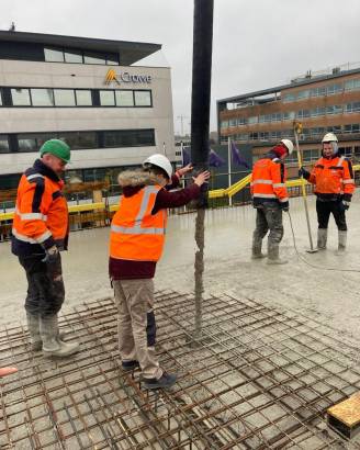 Deelnemer stort beton op de bouwplaats 