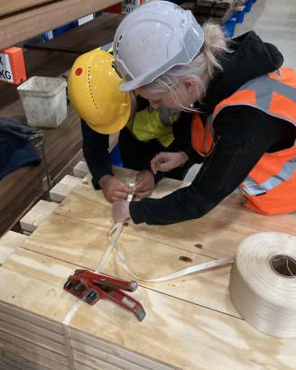 Een deelnemer aan het werk bij een bouwbedrijf