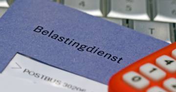 blauwe enveloppe met de tekst belastingdienst