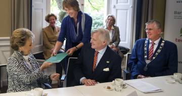 Prinses Margriet ontvangt rapport over oogonderzoek en behandeling