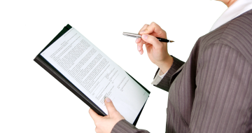 vrouw heeft pen en clipboard in haar hand