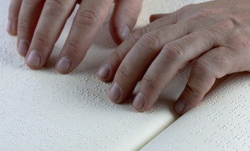 vingers voelen braille in boek
