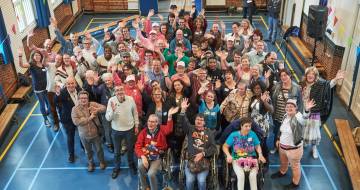 Mensen met beperking varen mee tijdens Pride Amsterdam