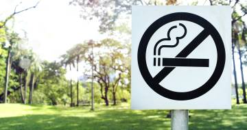 Niet roken bordje in een bos