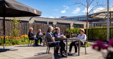 Mensen zitten op een terras bij Zinzia