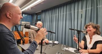 Boris van der Ham, Johan van Ruijven en Illya Soffer zitten aan een tafel achter microfoons in gesprek voor de Stellingcast