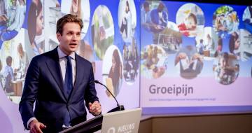 incent Karremans, staatssecretaris Jeugd, Preventie en Sport, neemt het rapport van de deskundigencommissie ontvangst.