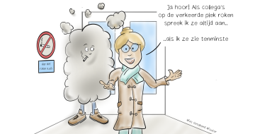 tekening van een dame die zegt ja hoor als collega's op de verkeerde plek roken spreek ik ze aan... als ik ze zie ten minste. Links van haar is een rookpluim te zien waar twee voeten onderuit steken.