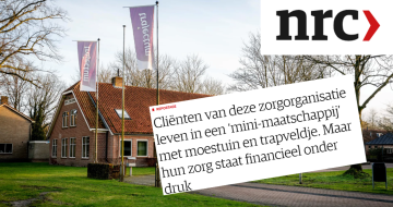 Tekst clienten van deze zorgorganisatie leven in een mini maatschappij maar hun zorg staat onder druk met logo nrc en op de achtergrond een foto van een gebouw van trajectum