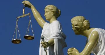 vrouwe justitia tegen blauwe lucht