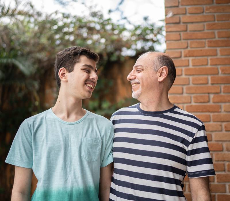 Twee mannen die elkaar aankijken