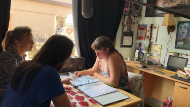 Bianca Brandpunt vrouw zit aan tafel met twee andere vrouwen