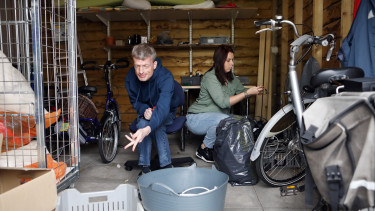  Maaike helpt Christiaan met sloopwerk in de schuur: ‘Een idee van Irma.’ Foto door Stijn Rademaker.