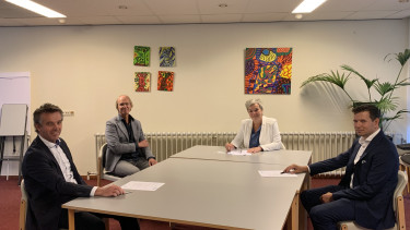 Ondertekening van de overeenkomst met Michel Menting (Algemeen directeur Klaasen Groep), Henk Gerssen (IAA-Architecten), Irma Harmelink (bestuurder Elver), Derk Wassink (Algemeen directeur Wassink Installatie).jpg