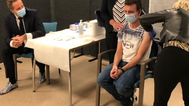 Hugo de Jonge bij vaccinatie 's Heeren Loo