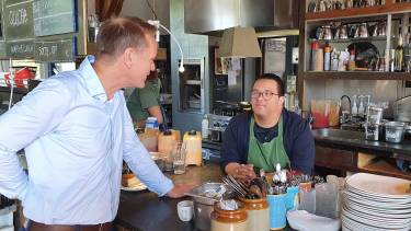 Frank Bluiminck in gesprek met Raphael in de Bakkerswinkel, na opname van De StellingCast.