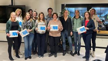 Docent en deelnemers Masterclass Kennismanagement 2022 met hun certificaat