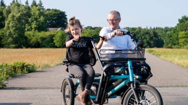 Anna Sophie (links) en haar vader Marijn Krijger zitten op een duo fiets buiten